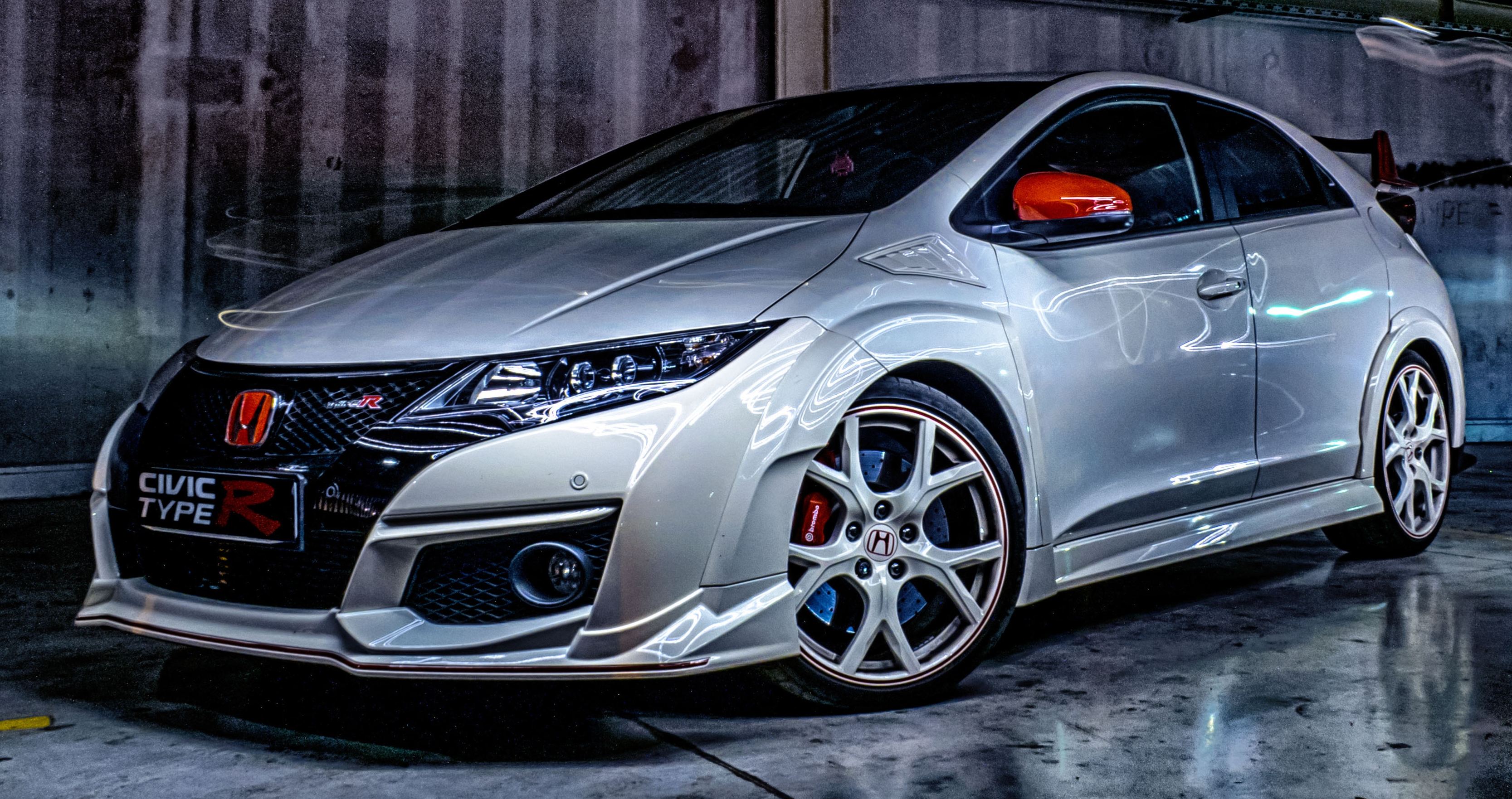 White Honda Civic Type R FK2