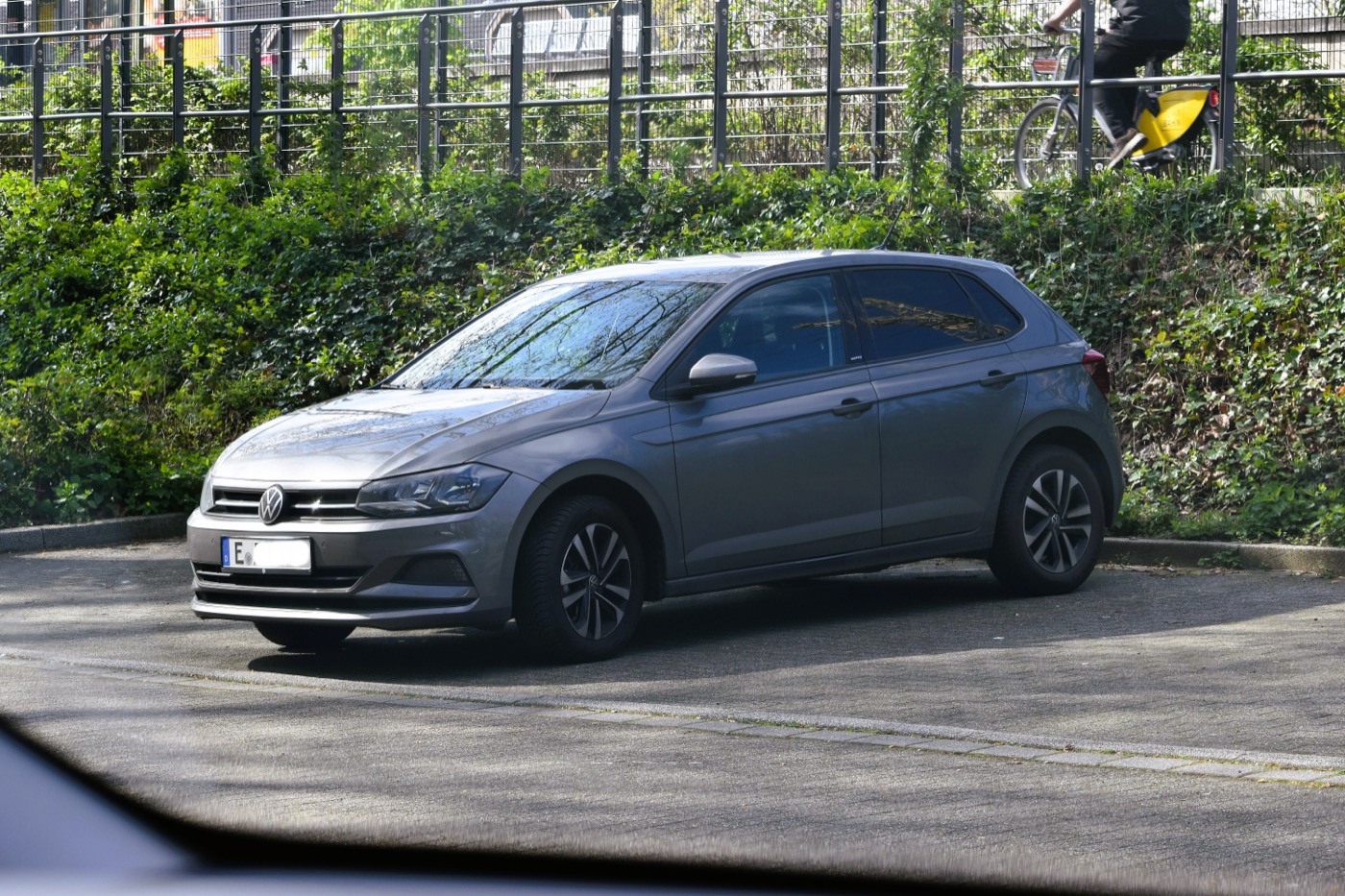 Volkswagen Polo Mk6 front three-quarter view